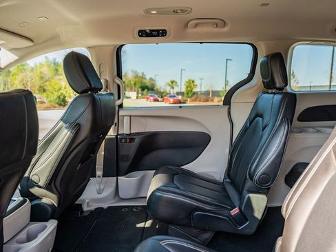 Used 2024 Chrysler Pacifica Touring-L image 24