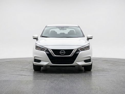 Used 2025 Nissan Versa SV image 2