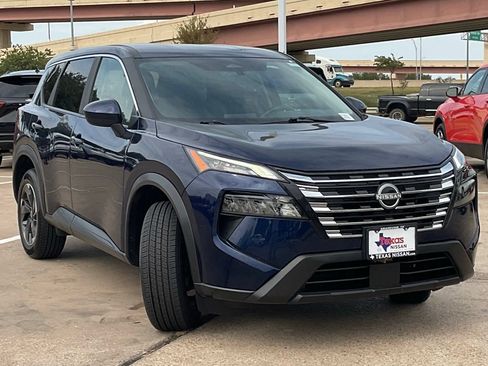 Used 2025 Nissan Rogue SV FWD image 3