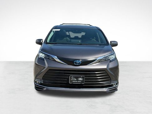 Used 2023 Toyota Sienna XLE FWD image 6