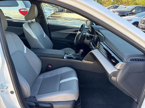 Used 2025 Toyota Camry SE image 9