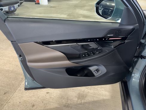 Certified 2025 BMW 530i image 17