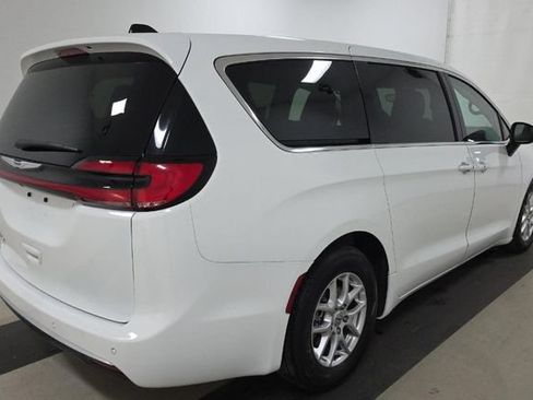 Used 2023 Chrysler Pacifica Touring-L FWD image 3