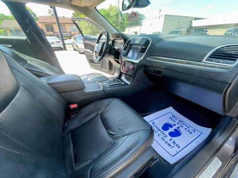 Used 2019 Chrysler 300 Limited AWD/4WD image 7