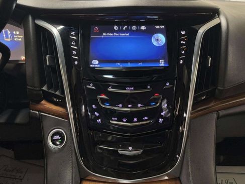 Used 2015 Cadillac Escalade Premium image 26