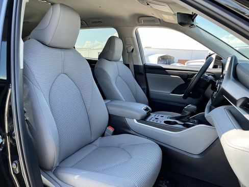 Used 2024 Toyota Highlander LE AWD/4WD image 24