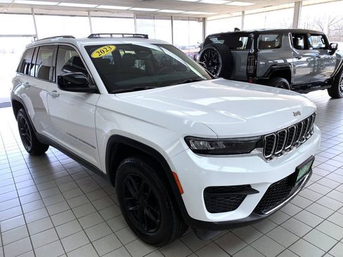 Used 2023 Jeep Grand Cherokee Laredo w/ Luxury Tech Group I AWD/4WD image 5