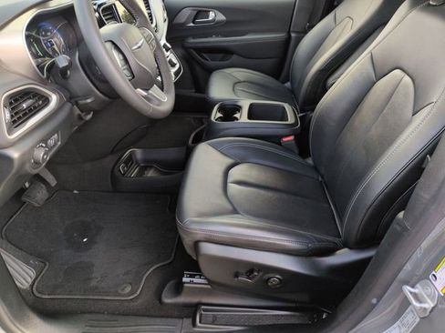 Certified 2025 Chrysler Pacifica Select image 12