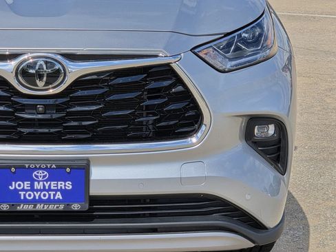 Used 2023 Toyota Highlander Platinum FWD image 4