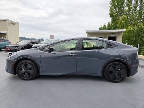 Used 2026 Toyota Prius Plug-In Hybrid FWD image 6