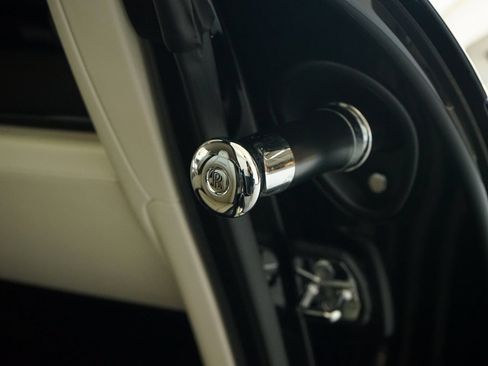 Used 2018 Rolls-Royce Dawn RWD image 31