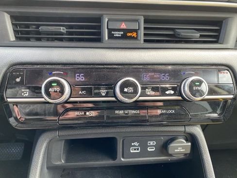 Used 2025 Honda Pilot Touring image 17