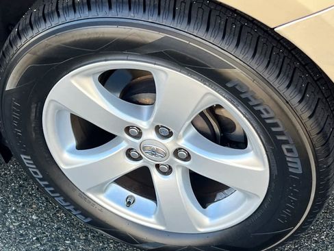 Used 2015 Toyota Sienna LE image 18