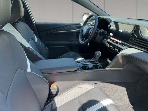 New 2026 Toyota Camry Hybrid w/ Multimedia Upgrade Package FWD image 17