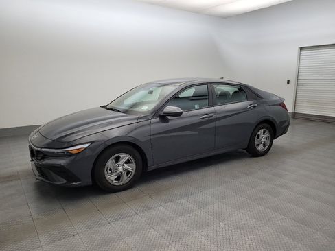 Used 2024 Hyundai Elantra SE FWD image 2