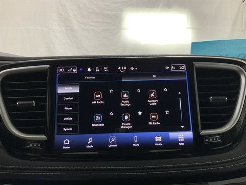 Used 2024 Chrysler Pacifica Touring-L image 38