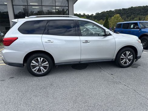 Used 2020 Nissan Pathfinder SV image 4