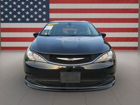 Used 2021 Chrysler Voyager Lxi image 2