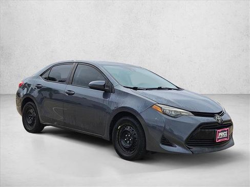 Used 2018 Toyota Corolla LE image 3