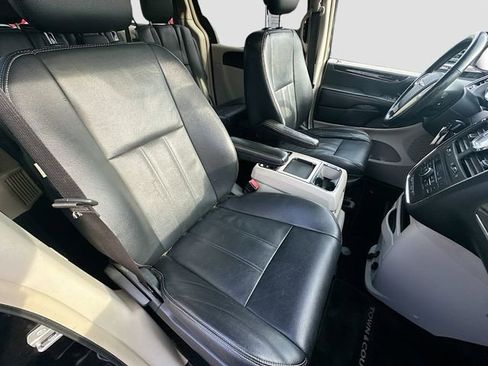 Used 2015 Chrysler Town & Country Touring w/ Driver Convenience Group image 30