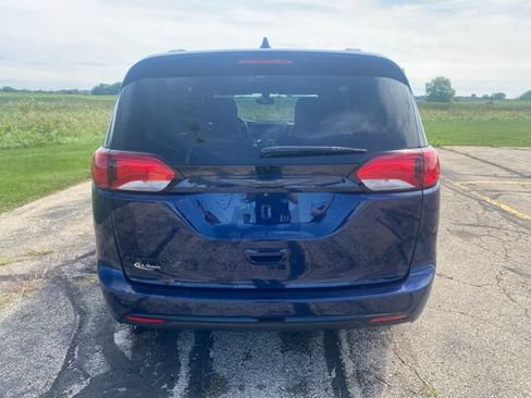 Used 2020 Chrysler Pacifica Touring-L Plus w/ S Appearance Package FWD image 3