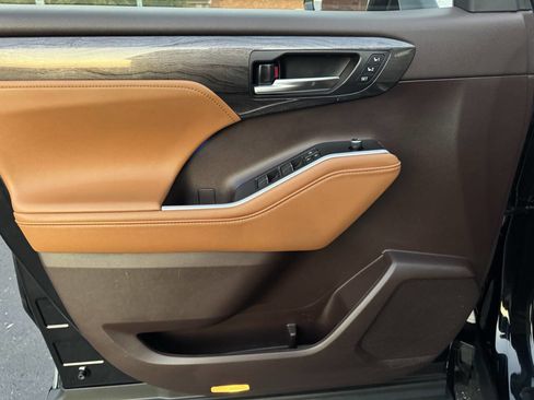 Used 2021 Toyota Highlander Platinum image 17