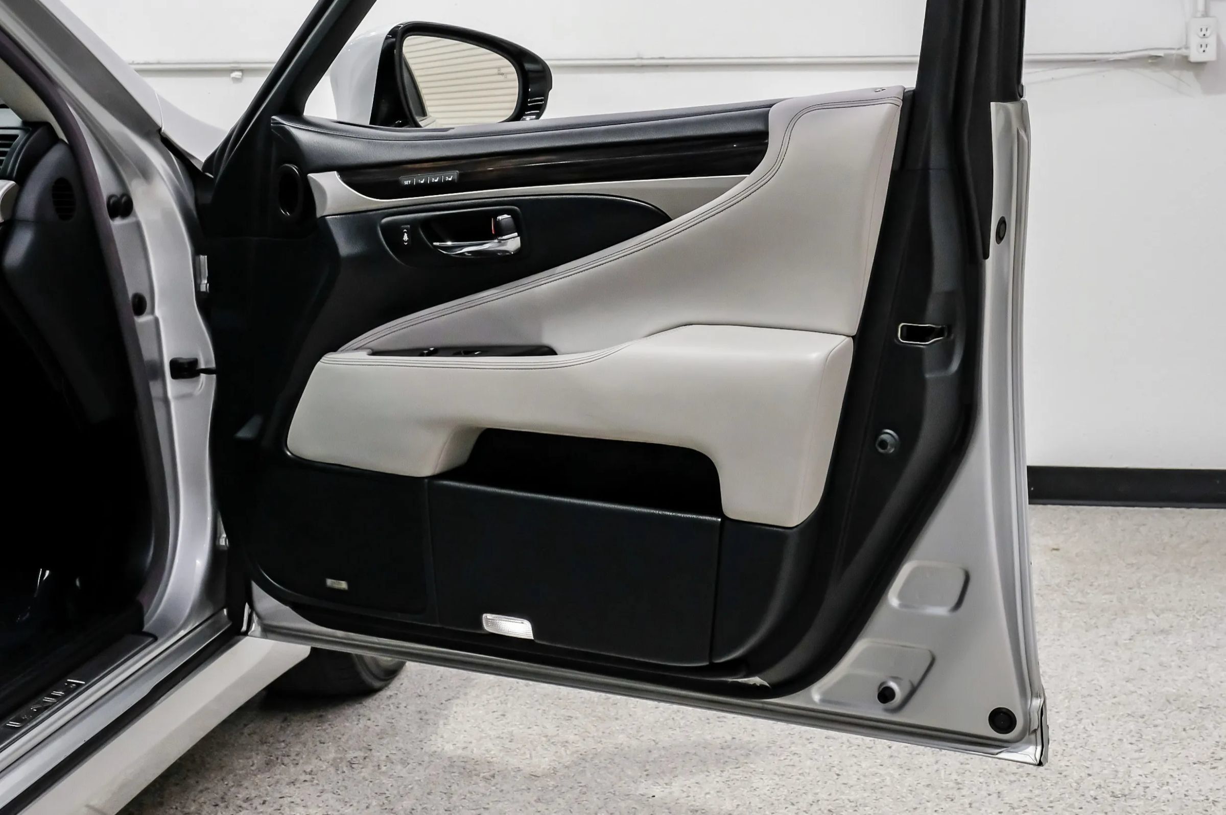 Used 2015 Lexus LS 460 L RWD image 47