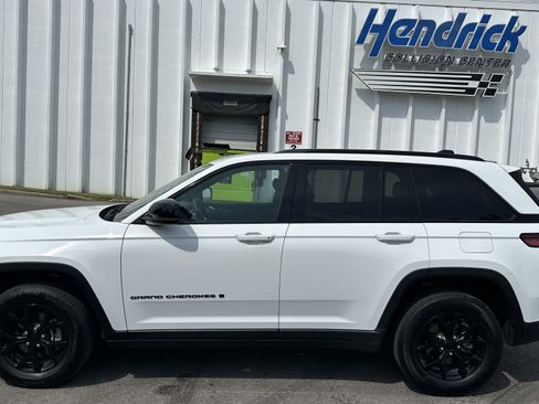 Used 2025 Jeep Grand Cherokee Altitude AWD/4WD image 7