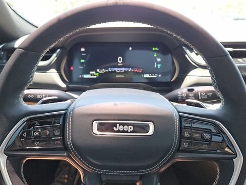 Used 2023 Jeep Grand Cherokee Overland AWD/4WD image 11
