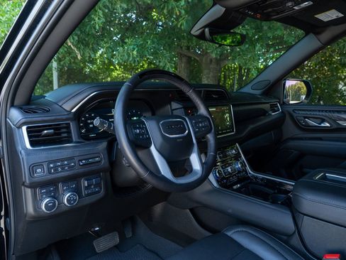 Used 2024 GMC Yukon Denali w/ Advanced Technology Package AWD/4WD image 19