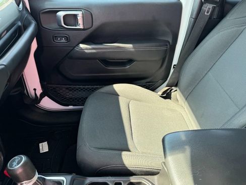 Used 2019 Jeep Wrangler Unlimited Sahara AWD/4WD image 13