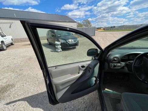Used 2005 Chrysler Town & Country Touring FWD image 22