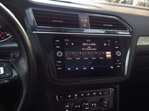 Used 2018 Volkswagen Tiguan SE w/ Panoramic Sunroof Package image 10