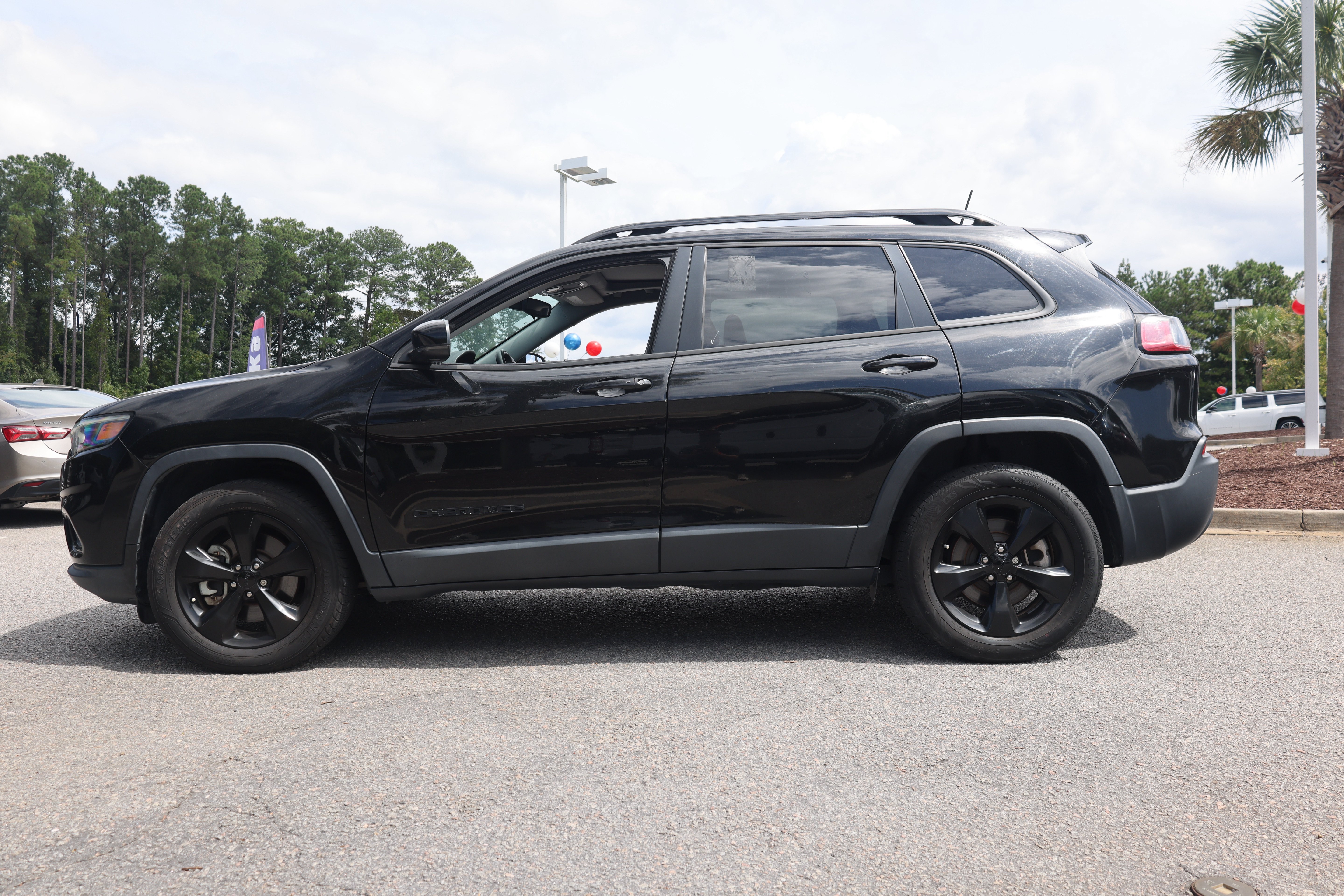 Used 2021 Jeep Cherokee Latitude Plus w/ Sun & Sound Group AWD/4WD image 2
