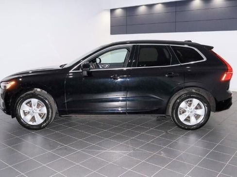 Used 2022 Volvo XC60 B5 Momentum image 2