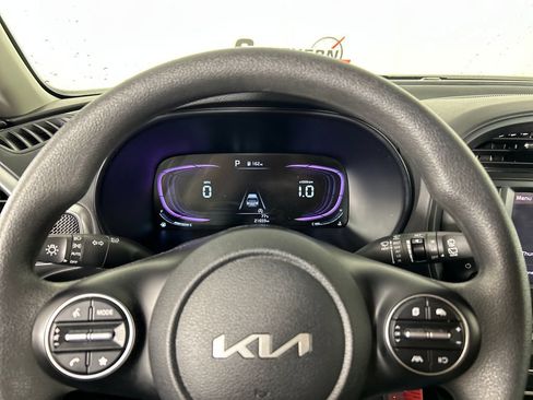 Used 2025 Kia Soul LX w/ LX Technology Package FWD image 13
