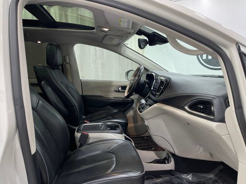 Used 2019 Chrysler Pacifica Limited w/ Tire & Wheel Group FWD image 33