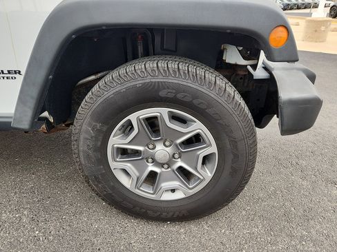 Used 2017 Jeep Wrangler Unlimited Rubicon AWD/4WD image 9