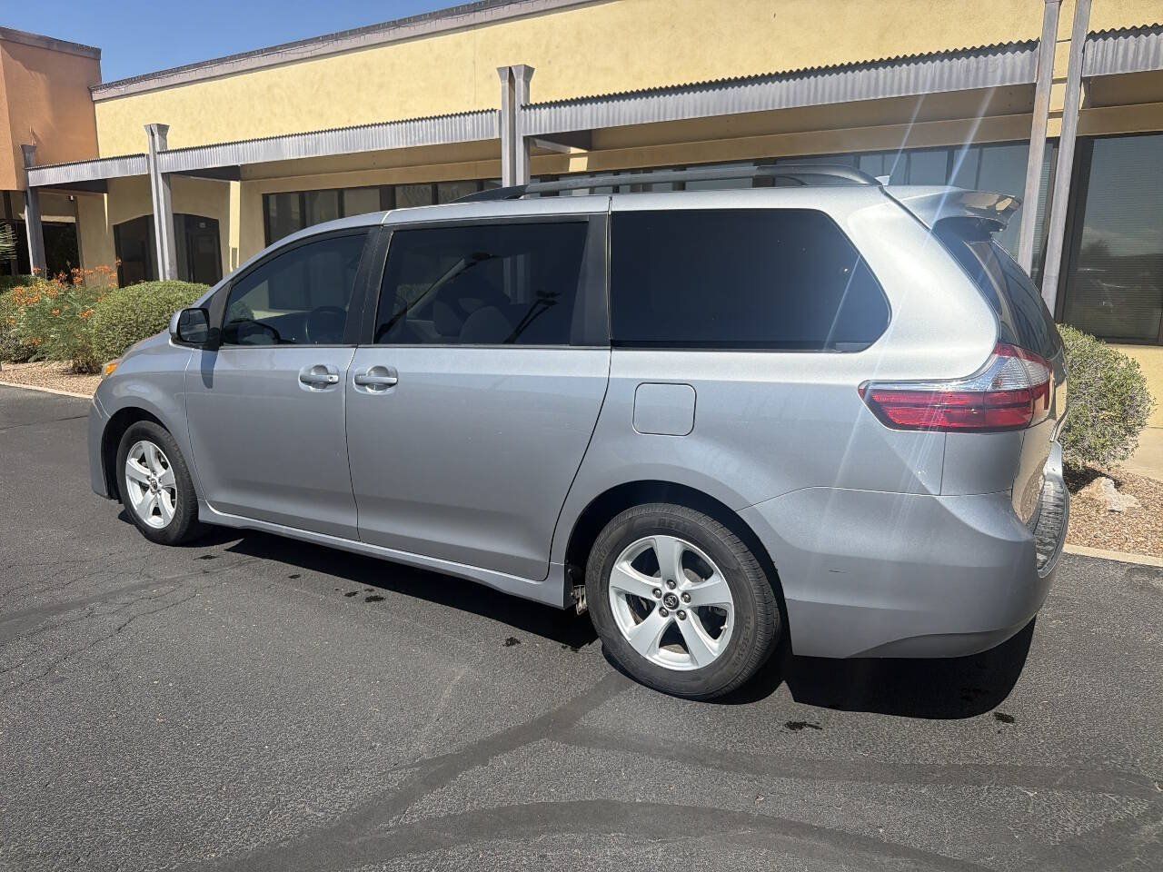 Used 2018 Toyota Sienna LE w/ Carpet Mat Package FWD image 4