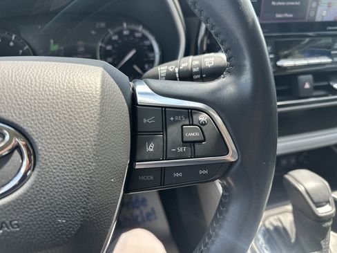 Used 2021 Toyota Highlander XLE AWD/4WD image 24