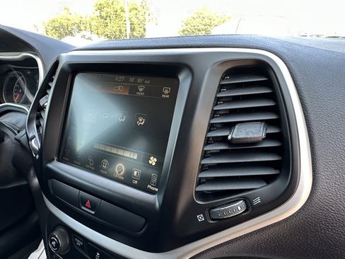 Used 2018 Jeep Cherokee Latitude Plus image 12