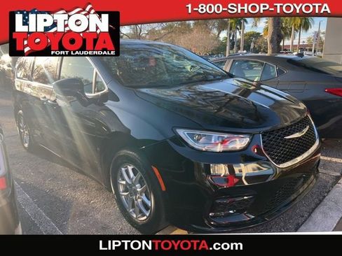 Used 2024 Chrysler Pacifica Touring-L image 1