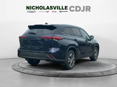 Used 2021 Toyota Highlander XLE AWD/4WD image 5