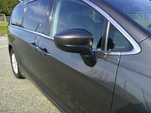 Used 2017 Chrysler Pacifica LX FWD image 19