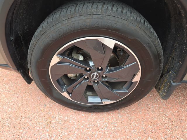 Used 2025 Nissan Rogue SV AWD/4WD image 23