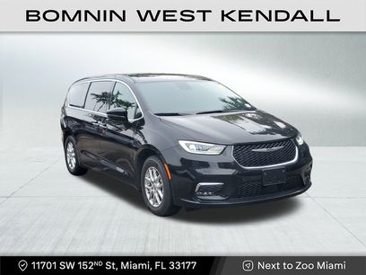 Used 2025 Chrysler Pacifica Select