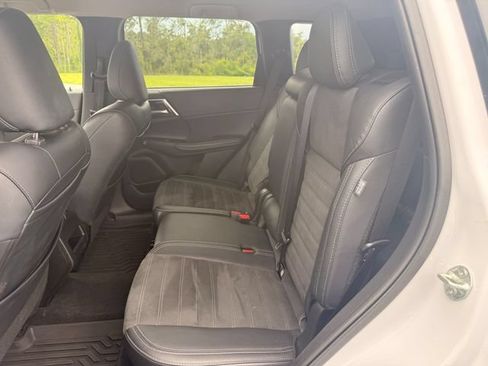 Used 2024 Mitsubishi Outlander AWD image 11