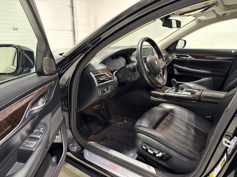 Used 2022 BMW 750i xDrive w/ Luxury Rear Seating Package image 13
