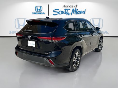 Used 2022 Toyota Highlander XLE image 7