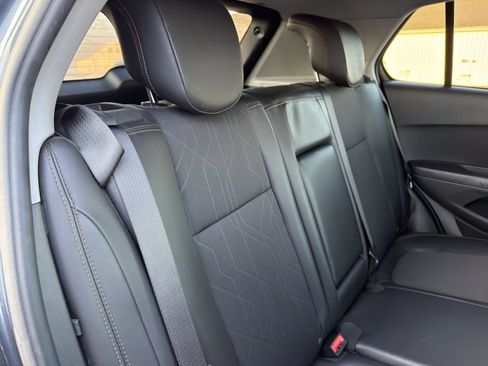 Used 2021 Chevrolet Trax LT w/ LT Convenience Package image 27